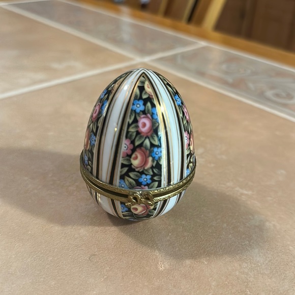 Vintage EGG TRINKET CONTAINER - Picture 3 of 8